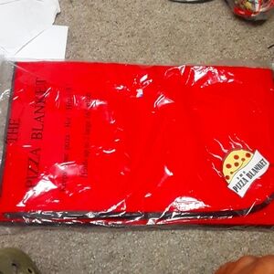 THE PIZZA BLANKET HOLDS UP TO 16" PIZZAS NEW IN PACKAGE